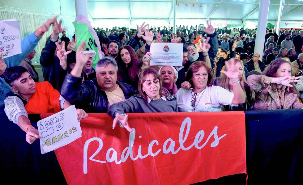 Delegados de la UCR participan el lunes en Buienos Aires de la convención nacional del partido. 