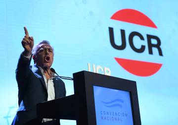 El presidente de la UCR, el gobernador Alfredo Cornejo, habla durante la convención.