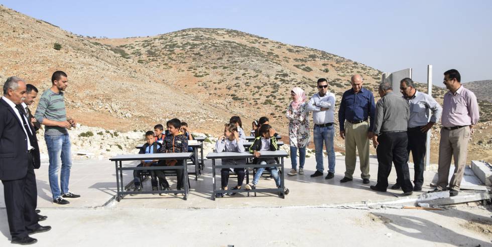 Alumnos de la localidad palestina de Ibziq dan clase en el solar de las aulas desmanteladas por el EjÃ©rcito de Israel, en octubre de 2018. Imagen cedida por la ONG B'Tselem.