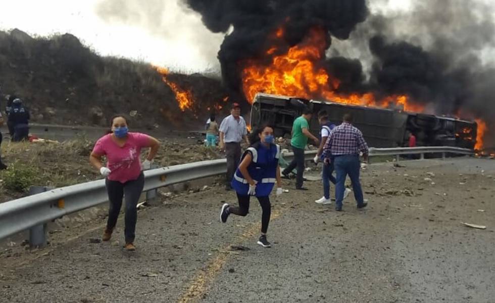 Supervivientes del accidente registrado en la carretera que une los estados mexicanos de Puebla y Veracruz.