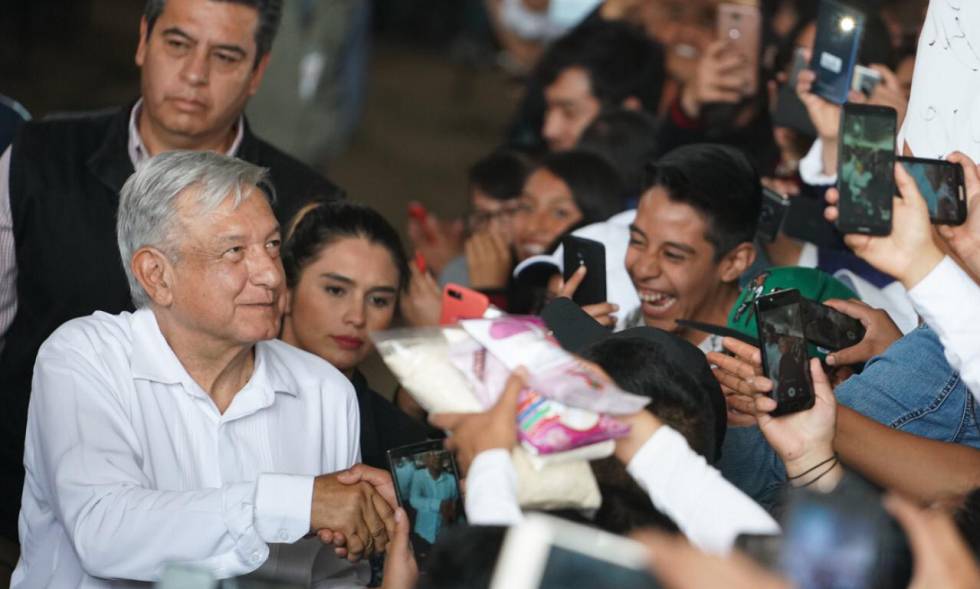 López Obrador saluda a sus seguidores este viernes.