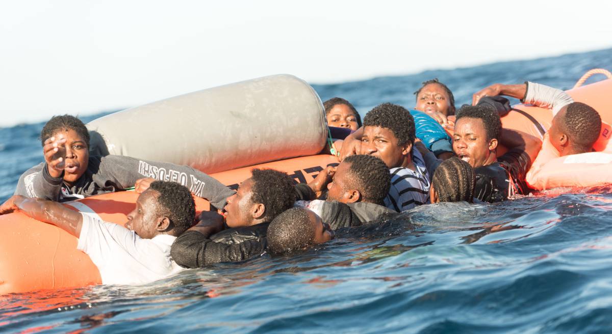 Migrantes se agarran a unos flotadores antes de ser rescatados en el Mediterráneo en enero de 2018. 