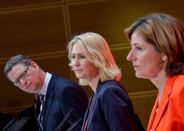 De izquierda a derecha, la troika de líderes socialdemócratas regionales Thorsten Schaefer-Guembel, Manuela Schwesig y Malu Dreyer que pilotarán la transición del partido, comparecen el luens ante la prensa en Berlín. 