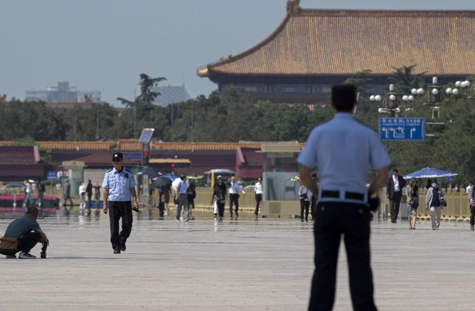 Varios agentes de policÃa vigilan la plaza de Tiananmen en PekÃn el 3 de junio.
