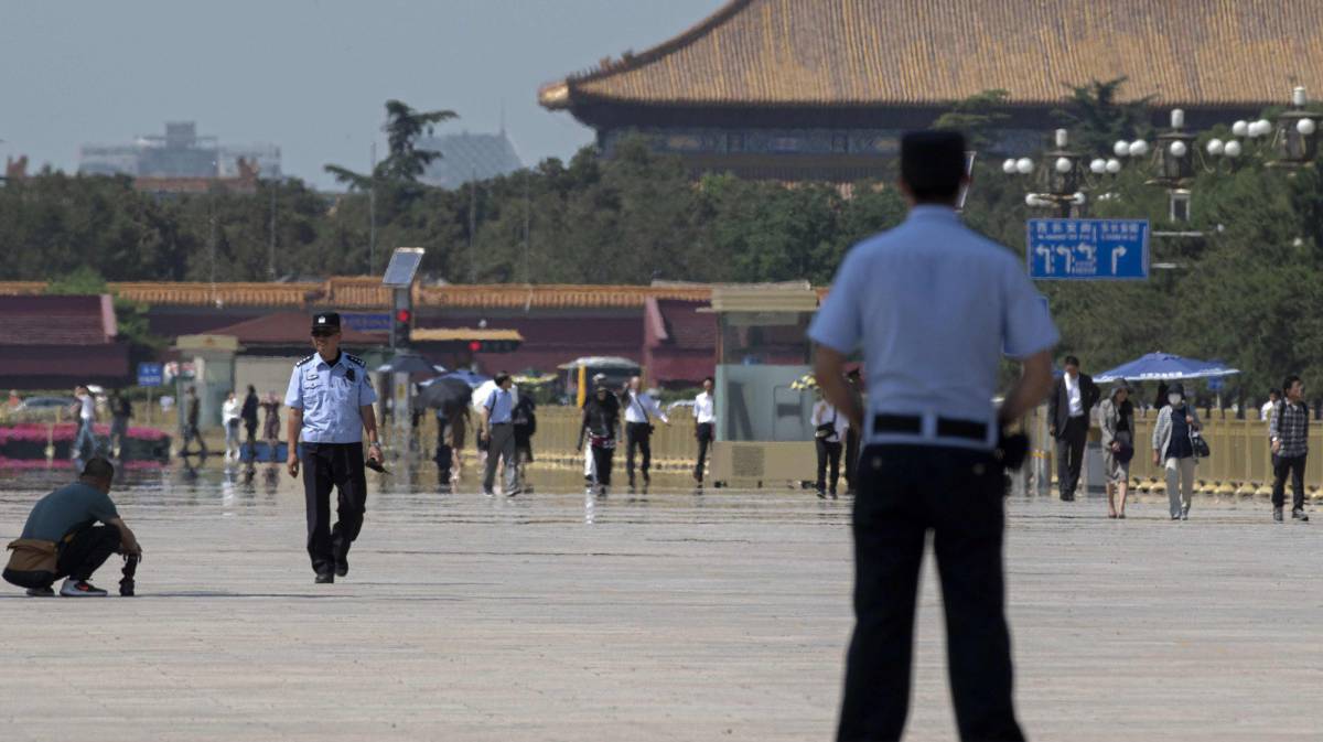 Varios agentes de policía vigilan la plaza de Tiananmen en Pekín el 3 de junio.
