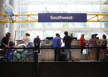 Pasajeros realizan el check in en el aeropuerto Fort Lauderdale-Hollywood International.