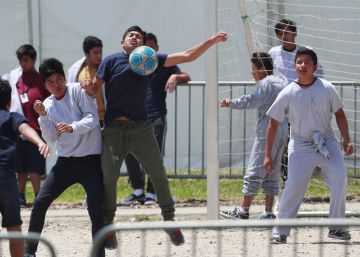 La Casa Blanca corta el dinero para ayuda legal y clases de inglés en los refugios para menores inmigrantes