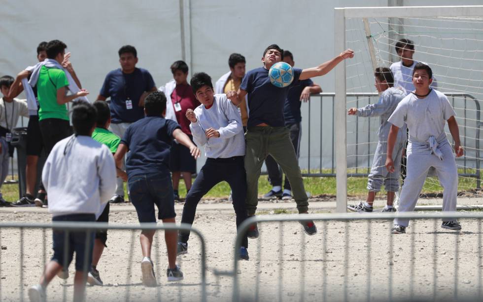 Menores inmigrantes juegan al fútbol en un refugio temporal de Homestead, Florida.