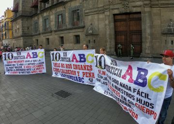 Familiares de la víctimas de la guardería ABC, en Palacio Nacional este miércoles. 