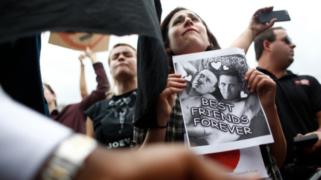 Protestan contra el supremacista Richard Spencer.