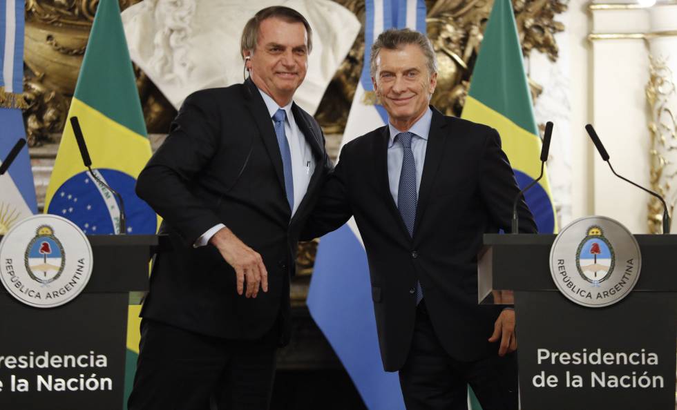 El presidente de Brasil, Jair Bolsonaro, con su homólogo argentino, Mauricio Macri, este jueves en Buenos Aires.