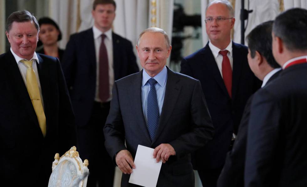 El presidente ruso, Vladímir PUtin, junto a varios funcionarios y empresarios en una reunión en los márgenes del Foro de San Petersburgo, este jueves.