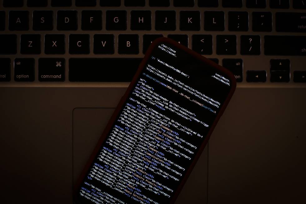 Un código HTML en una pantalla de un iPhone.