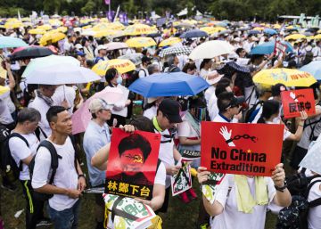 Los manifestantes en las calles de Hong Kong este domingo protestan contra la nueva ley de extradición a China de su Gobierno.