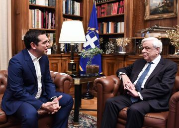 El primer ministro griego, Alexis Tsipras (i), y el presidente Prokopis Pavlópulos, este lunes en el palacio presidencial de Atenas.