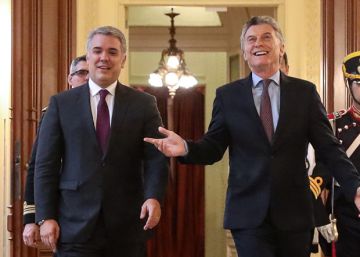 Los presidentes de Colombia, Iván Duque, y de Argentina, Mauricio Macri, recorren el interior de la Casa Rosada en Buenos Aires. 