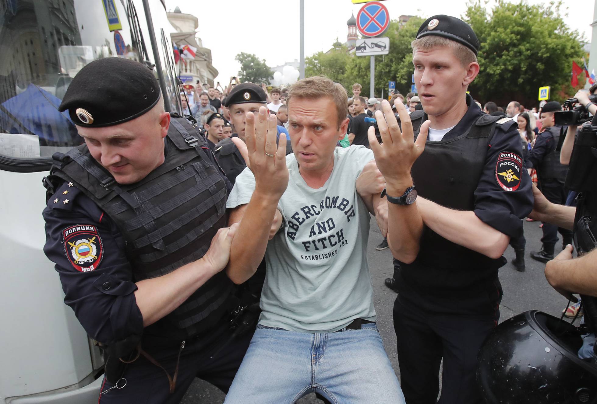 La policía detiene al opositor Navalny durante una protesta en apoyo del periodista Ivan Golunov. | Foto: MAXIM SHEMETOV REUTERS
