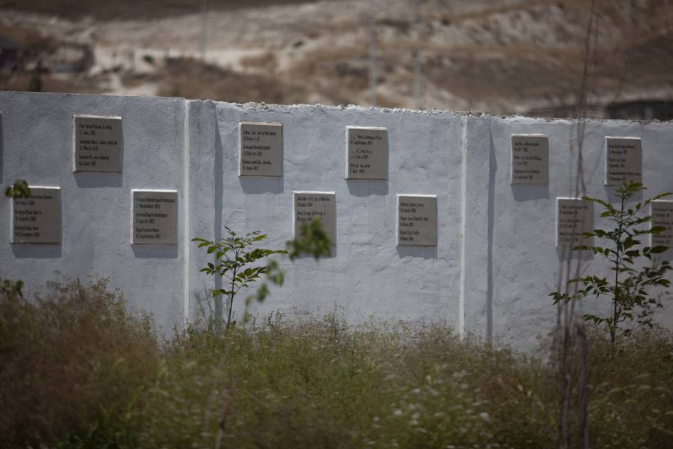El muro de la gallera, con las placas y los nombres de desaparecidos. Ocegueda dice que el 50% acabaron aquí.