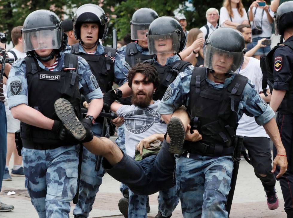 Detención de un manifestante en una protesta por el 'caso Golunov', este miércoles en Moscú.