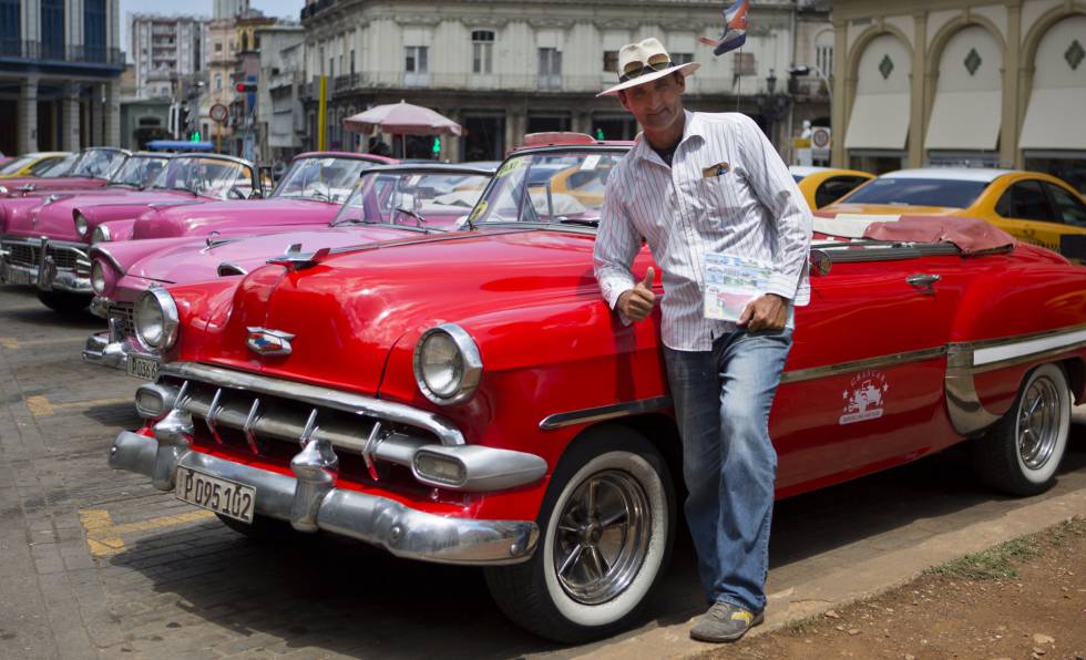 Luis Manuel Pérez, chofer de un Chevrolet del `54 dedicado al turismo.