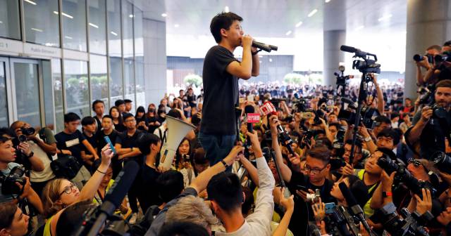 El líder estudiantil Joshua Wong habla a los medios tras ser puesto en libertad, este lunes en Hong Kong.
