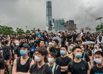 Los manifestantes concentrados este lunes para exigir la dimisión de la jefa del gobierno autónomo en Hong Kong. 