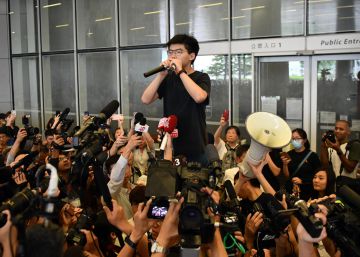 El activista Joshua Wong habla a los medios tras su puesta en libertad, este lunes en Hong Kong.