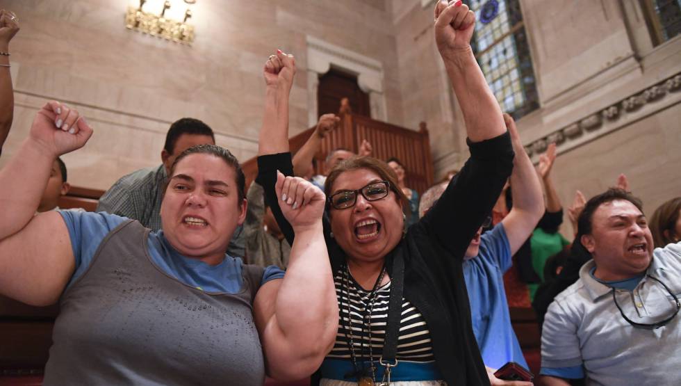 Inmigrantes celebrando la adopciÃ³n de la Green Light Bill