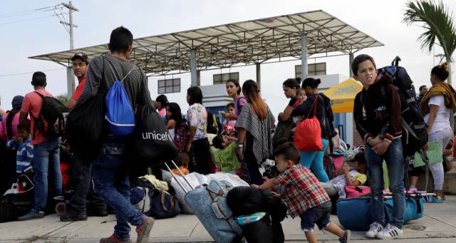 Un grupo de venezolanos en la frontera de Perú a la espera de tramitar sus documentos en Tumbes.
