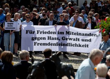 Decenas de personas participan en la vigilia por la muerte de Walter Lübcke, este sábado en Wolfhagen.