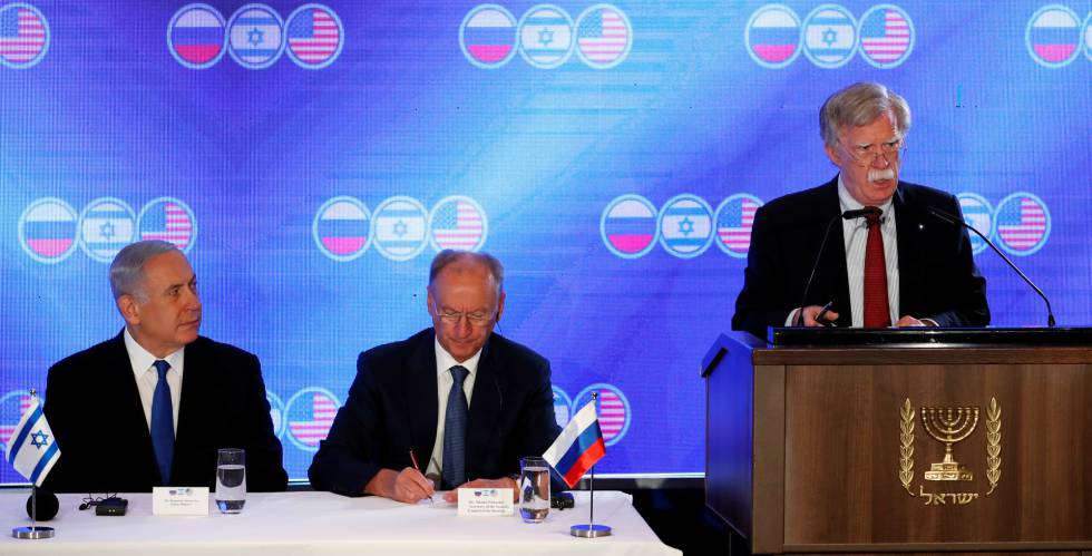 Netanyahu, junto a los consejeros de seguridad de Rusia, Nikolai Patrushov (centro) y de EE UU, John Bolton, el martes en Jerusalén.