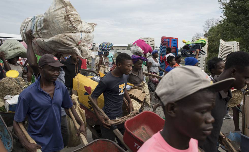 Personas cruzan desde Ouanaminthe, Haití, hacia el Mercado Fronterizo en Dajabón, República Dominicana.