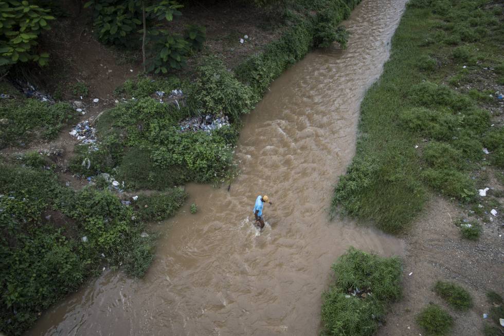 Un hombre cruza por el Río Massacre para llegar de Dajabón, República Dominicana a Ouanaminthe, en Haití.