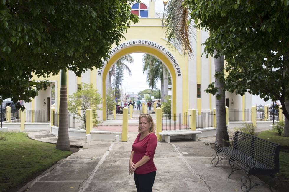 Nancy Betances, frente al Altar Votivo de Dajabón