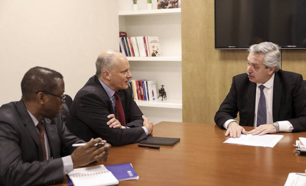 Alberto Fernández (derecha) recibe en sus oficinas de Buenos Aires a los altos funcionarios del FMI Alejandro Werner (centro) y Trevor Alleyne.