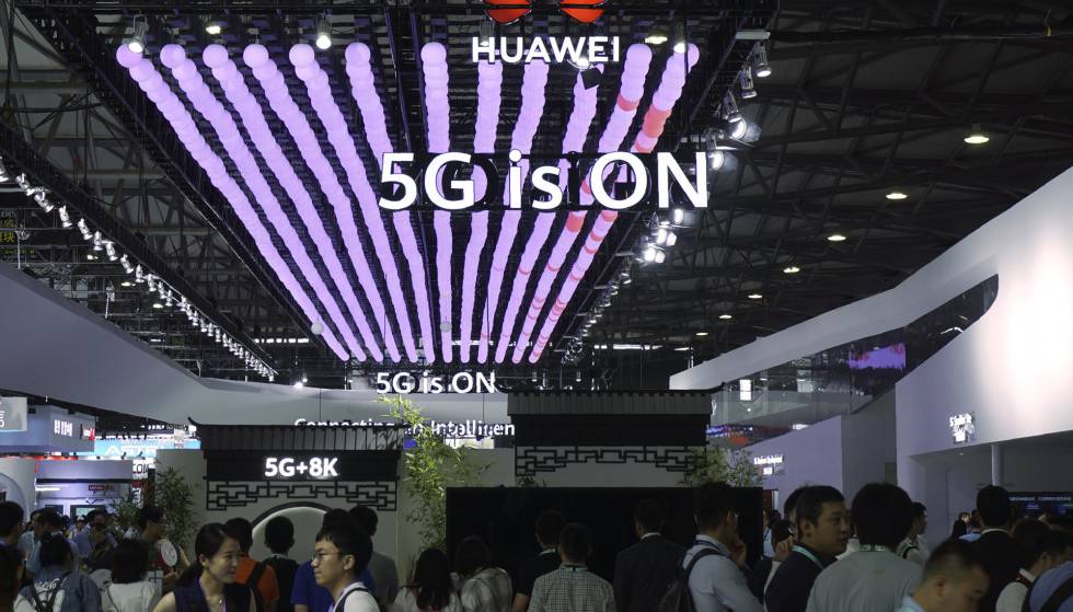 Visitantes ante el pabellón de Huawei en el congreso celebrado esta semana en Shangái.
