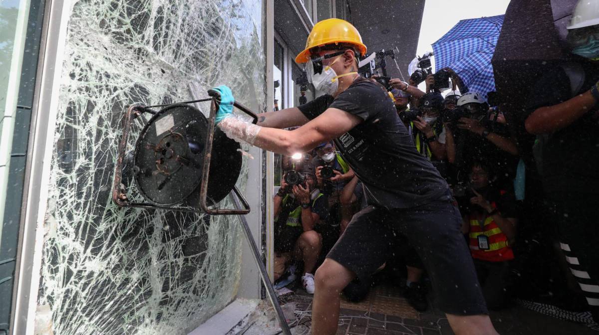 Un manifestante intenta romper una cristalera del Parlamento en Hong Kong, este lunes. 