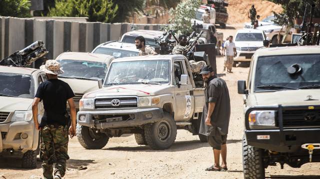 Milicias leales al Gobierno de unidad, el sábado pasado en el frente cerca del aeropuerto de Trípoli.