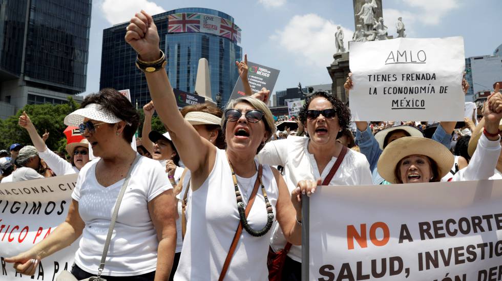 Protesta contra los recortes en salud, en Ciudad de México. 