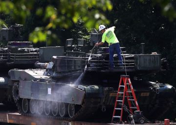 Un trabajador limpia uno de los dos tanques M1A1 Abrams.