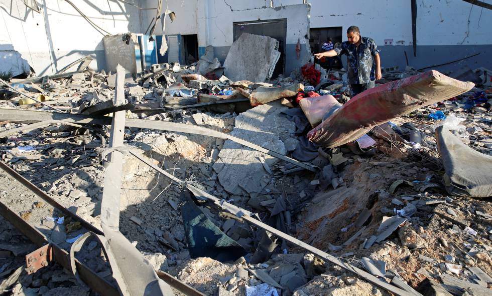 Destrozos causados en el centro tras el ataque aéreo en Tayura, TrÃpoli.