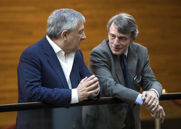El nuevo presidente de la Eurocámara (d), David Sassoli, charla con su antecesor, Antonio Tajani, este martes.