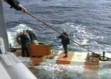 Agentes de rescate sobre un sumergible en el mar de Barents tras la tragedia del Kursk en el año 2000.