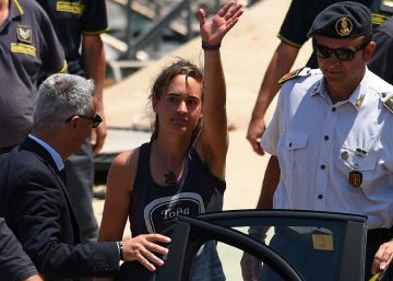 La capitana Carola Rackete entra en un coche policial antes prestar declaración ante el juez el 1 de julio.