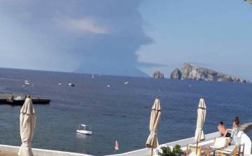 Columna de humo del volcán Stromboli