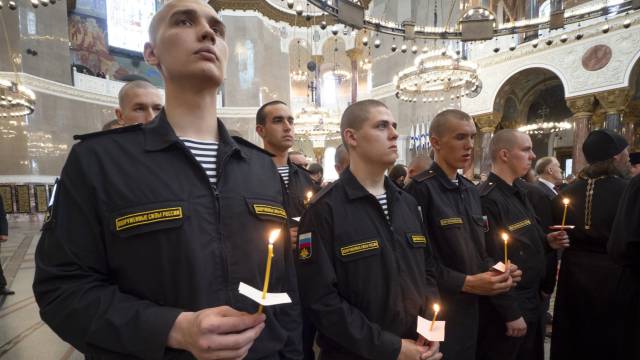 Marinos rusos recuerdan a los 14 militares fallecidos.