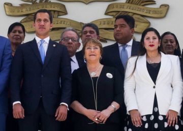 Michelle Bachelet, junto a Juan Guaidó, durante su visita a la Asamblea Nacional de Venezuela. 
