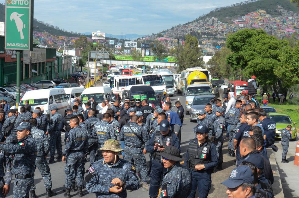 Policías federales bloquean una de las vías de entrada a Ciudad de México. 