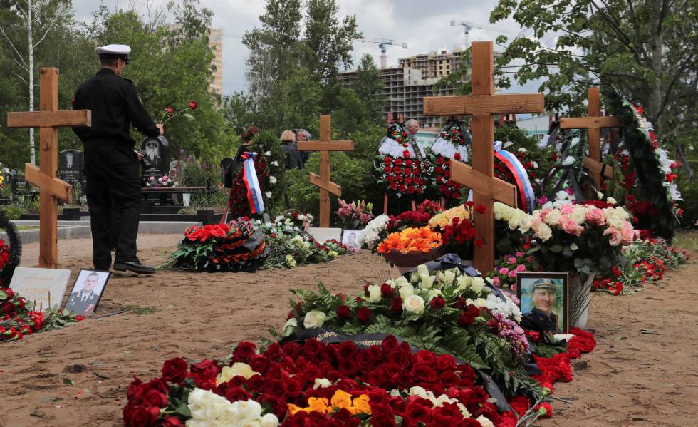 Familiares asisten al entierro de los marinos muertos en un submarino ruso, este sÃ¡bado en un cementerio de San Petersburgo.