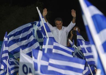 El conservador Mitsotakis, el jueves en un mitin en Atenas.